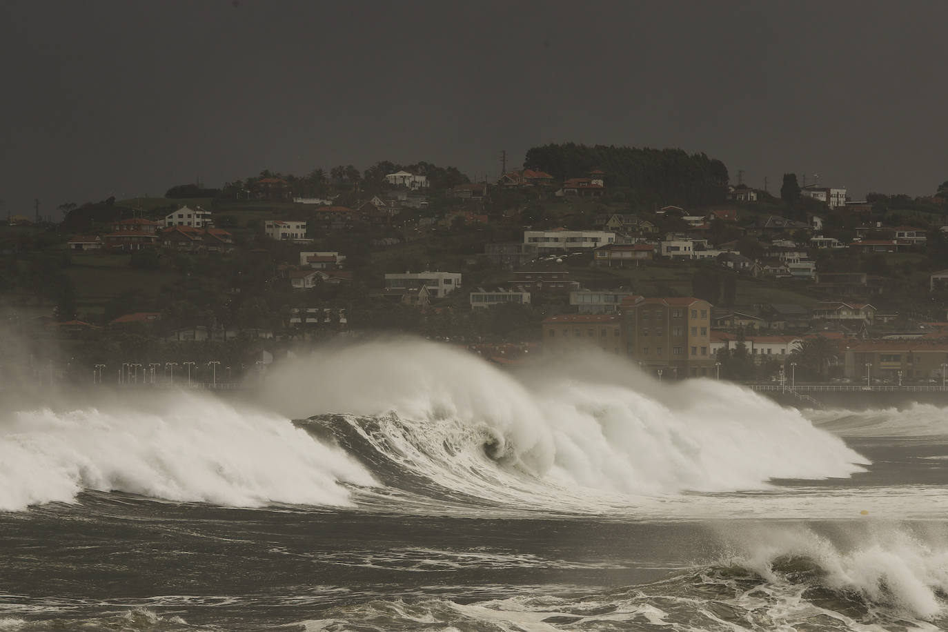 En Im Genes Viernes Lluvioso Y Con Olas De M S De Metros En Asturias